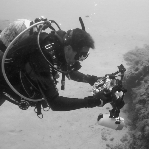 Fotografía submarina donde sale el autor de la página web (Oscar Pauner) realizando fotos submarinas con su cámara de fotos en una carcasa submarina y dos flashes submarinos.