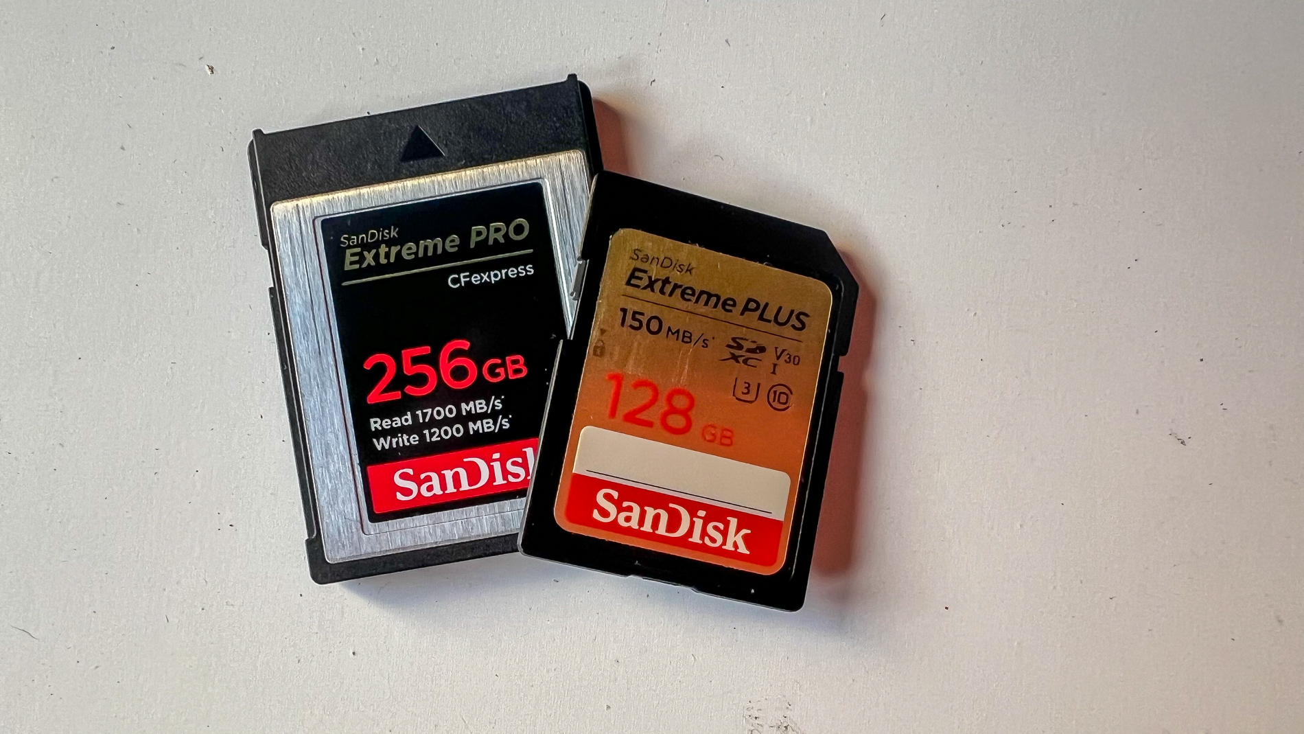 Tarjeta de memória fotográfica CFexpress y tarjeta SD